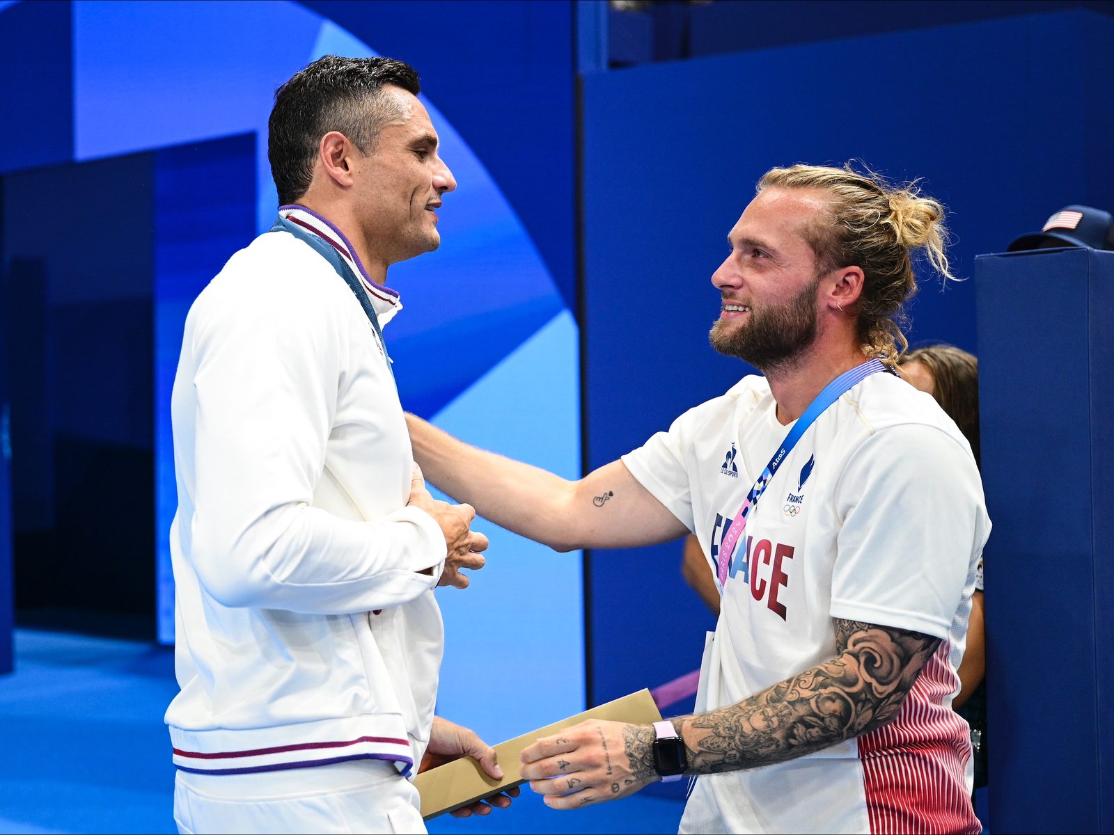 Quentin Coton félicite Florent Manaudou, médaillé aux Jeux de Paris 2024