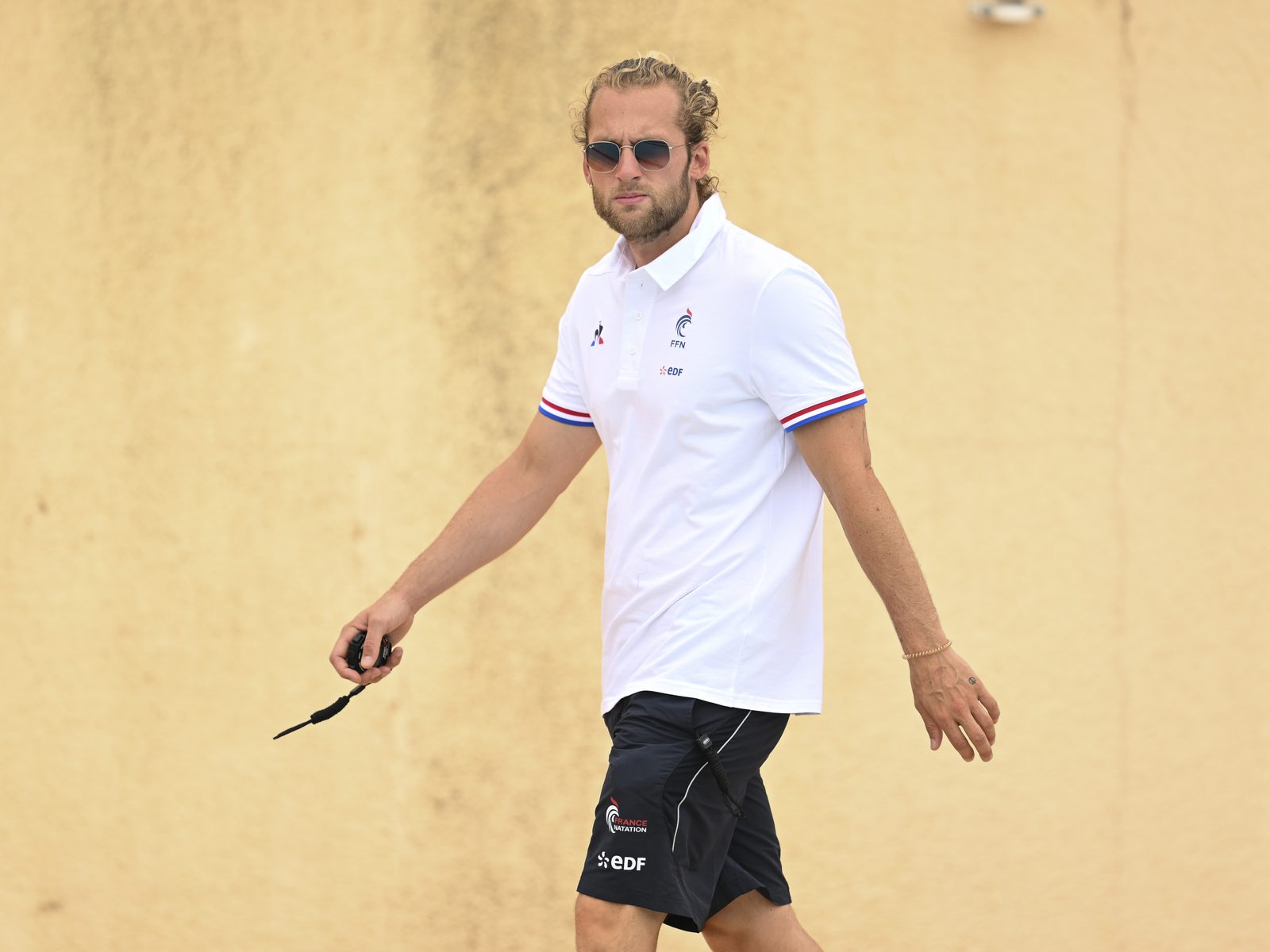 Quentin Coton en polo de l'équipe de France, chrono à la main